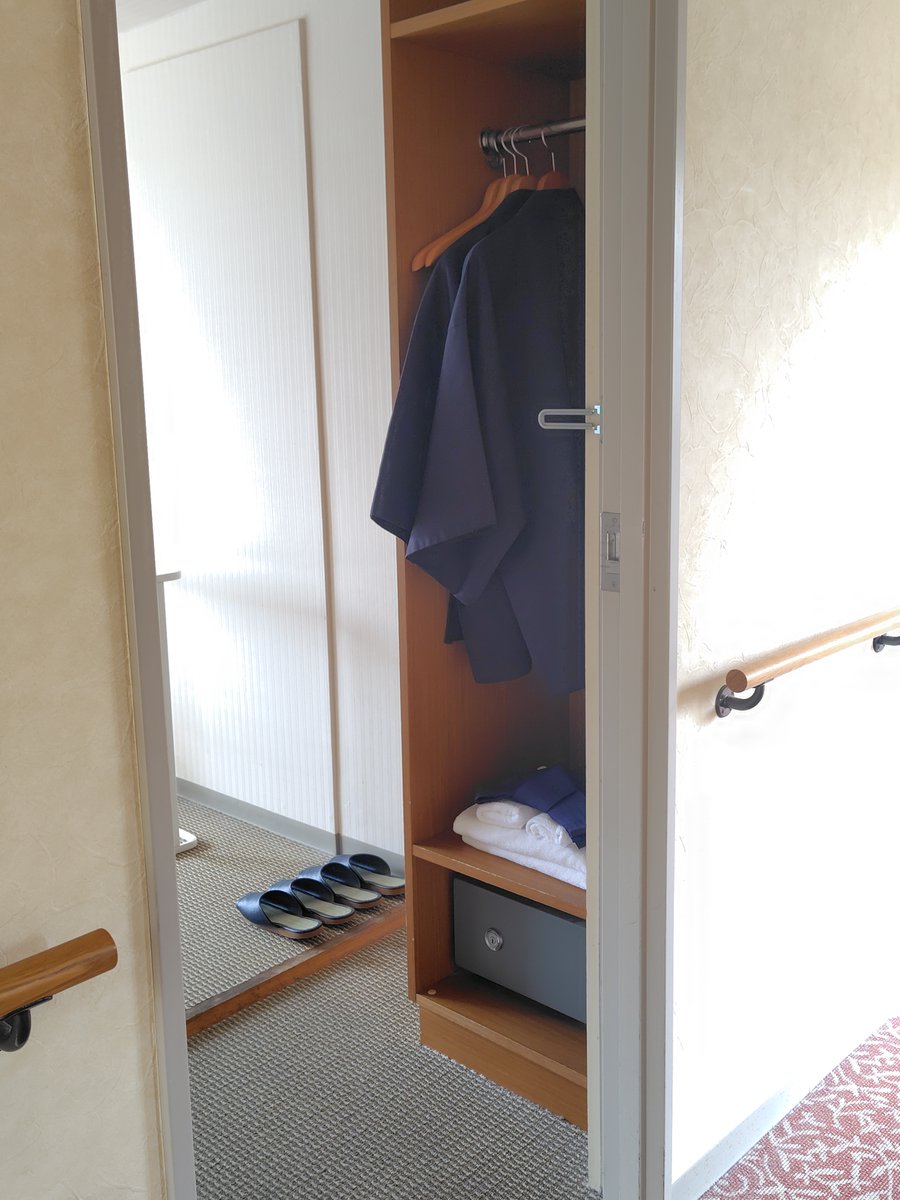 info34254515's tweet photo. 廊下の臭いがかなり気になるため
色々試しておりますが
変化はないので脱臭機を購入！
変化がありますように…

口コミに金庫がないとありましたが
わかりにくい場所なのかも
しれません。羽織などかけているところの
下の段に金庫がございます☺
ルームキーと一緒にある小さい鍵が
金庫のカギです🫠 https://t.co/hLFE1c63KF