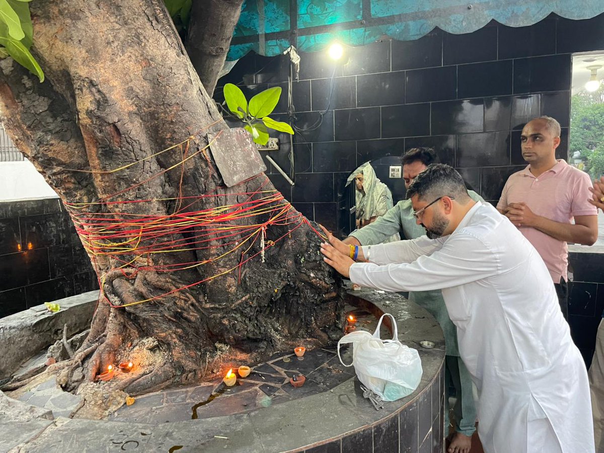 MITHUNVERMAINC's tweet image. विगत दिवस अंबाला शहर के सनातन धर्म मंदिर, मथुरा नगरी में पूजा-अर्चना एवं कीर्तन में सम्मिलित होकर प्रभु का आशीर्वाद प्राप्त किया।

इस दौरान सभी के सुख-समृद्धि, शांति और क्षेत्र के उज्ज्वल भविष्य की कामना की।

#MithunVerma #Advocate #AmbalaCity #JanSamarthan #जनसेवा #Congress