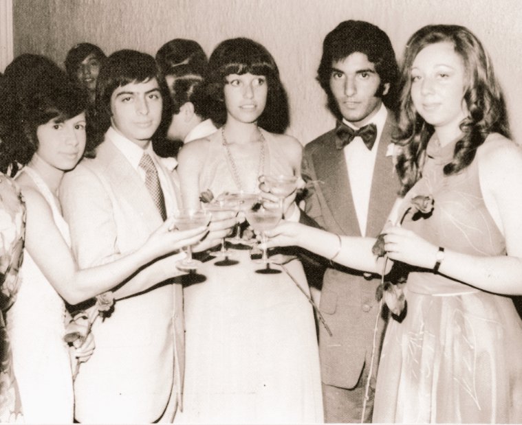Laura Ferrari (18 años), estudiante de Ciencias Económicas. Asesinada por un coche bomba en 1975, colocada por Montoneros frente a la Universidad de Belgrano. No murió en el acto, a los 4 días. 
Foto: la chica del centro. 
<a href="/VickyVillarruel/">Victoria Villarruel</a>, toda una vida de lucha por la VERDAD.