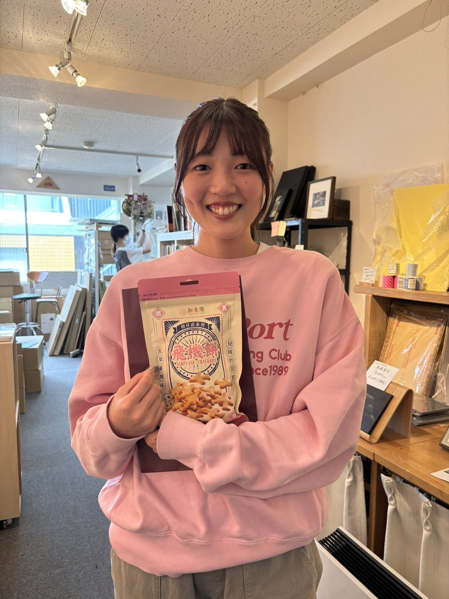 noraterrier's tweet photo. 小伝馬町のギャラリー、ルーニィ247ファインアーツに行ってきました。

台湾のお土産をスタッフの林さんにお渡し。袋の色とパーカーの色合いがピンクでお揃いで可愛かったの記念撮影。
いつも笑顔が素敵で明るい気持ちにさせてくれる林さん。
私もカメラに向かって自然に笑えるようになりたい。 https://t.co/4AXrD0MWy8