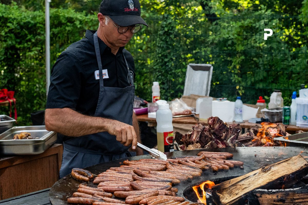 leprogreslyon's tweet image. 📸 1,5 tonne de viande a été grillée pour battre le record du monde du plus long #BBQ à Oullins-Pierre-Bénite, près de #Lyon. Retour sur l'évènement avec les images de Nicolas Liponne.
➡️ l.leprogres.fr/TaR