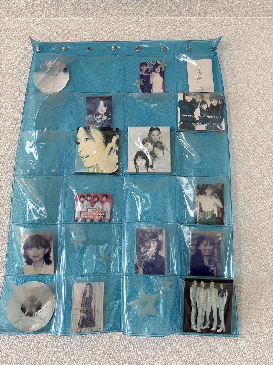 mo_mo_19's tweet photo. GW帰省で、20年近く放置している実家の引き出し開けてみたら平成すぎて、、、(ホコリすごくてくしゃみやばい)
ウォールポケットも

懐かしいけど、いつまでも取っておいても仕方ないからひと通り写真撮って処分かなぁ https://t.co/TBjefsOrlb