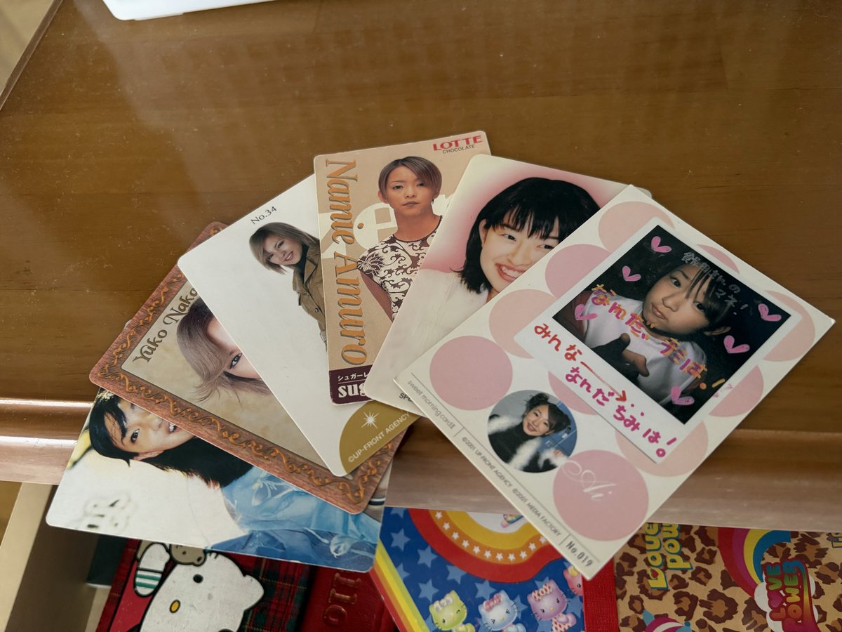 mo_mo_19's tweet photo. GW帰省で、20年近く放置している実家の引き出し開けてみたら平成すぎて、、、(ホコリすごくてくしゃみやばい)
ウォールポケットも

懐かしいけど、いつまでも取っておいても仕方ないからひと通り写真撮って処分かなぁ https://t.co/TBjefsOrlb