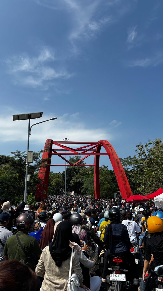 1. macet karna parkir sembarangan 
2. sempit bgt lapangan dan tempatnya ga memadai buat ribuan orang
3. tukang parkir ga bantuin sama sekali tb² minta 5k
4. arusnya ga terkendali 
5. ada cfd
6. deket rsnd (ambulance gabisa keluar masuk pdhl urgent)
7. balonnya kebakar