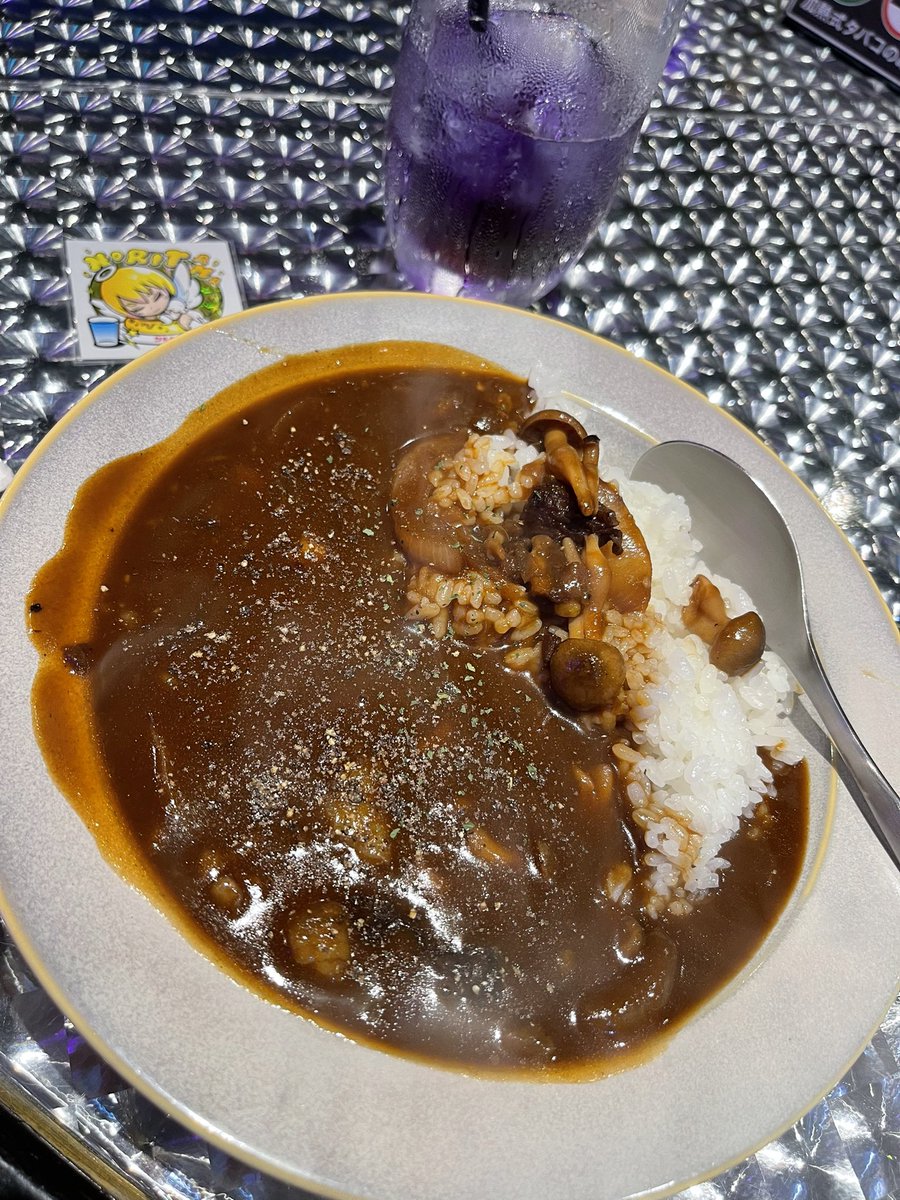 416kuroneko's tweet photo. 不純喫茶ドロップ🍹
牛すじカレーにようやくありつけましたー🍛✨
10万円のシールもGETしたった！！ https://t.co/mX9XoqKenc