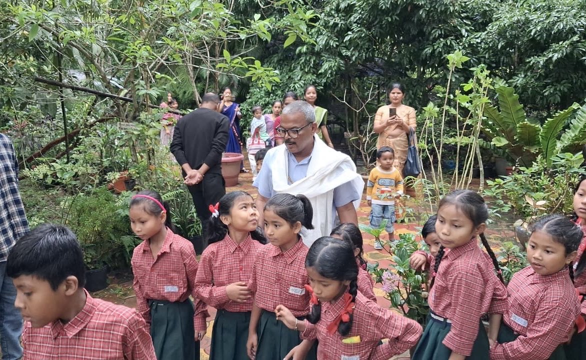 Mrinal_MLA's tweet photo. #SundayClassOnPracticalEnvironment
 Spending time with the school kids… https://t.co/dFmcV7YImg