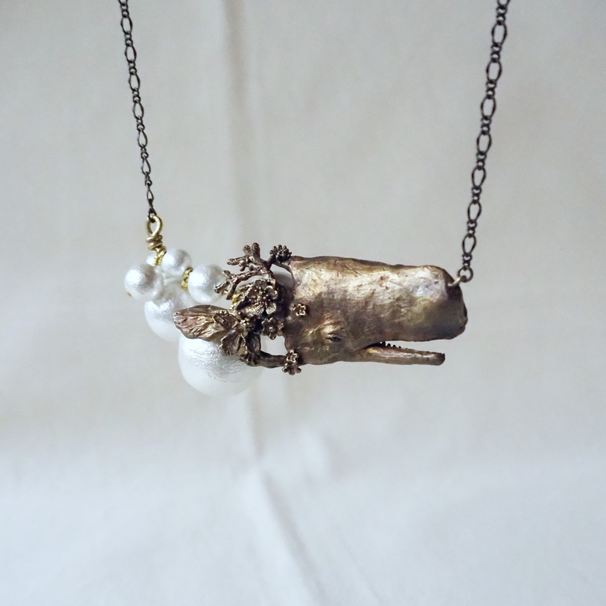 meminiさん マッコウクジラネックレス　作家様ハンドメイド 骨々展、meminiさんのマッコウクジラと泡のネックレス。優しいお目目の