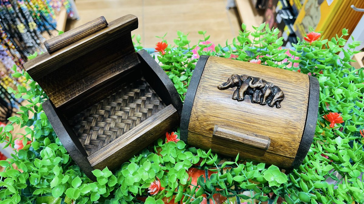 MAHANAKA_Phuket's tweet image. #MAHA NAKA 🥰 #souvenir shop 😜 
#patong 😘 #phuketthailand 😝 

#Handmade ashtray Thailand 🎃🎃🎃