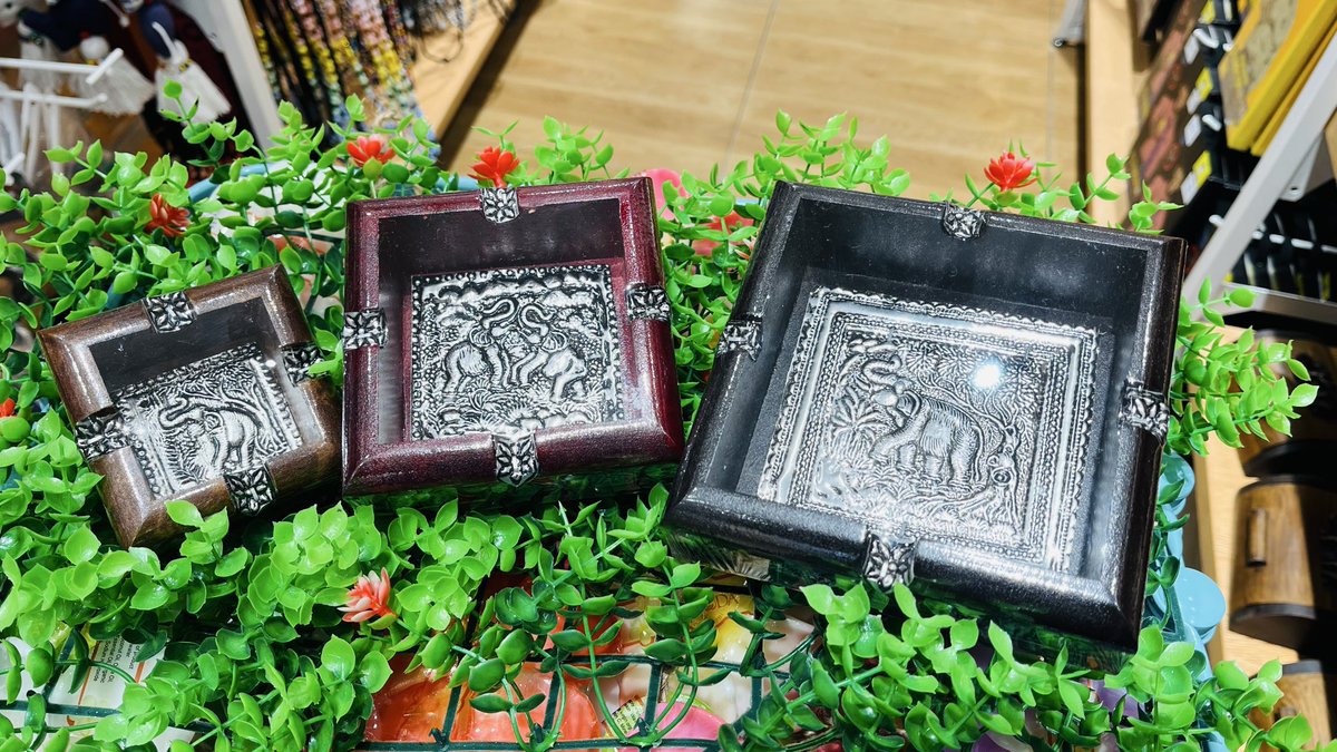 MAHANAKA_Phuket's tweet image. #MAHA NAKA 🥰 #souvenir shop 😜 
#patong 😘 #phuketthailand 😝 

#Handmade ashtray Thailand 🎃🎃🎃