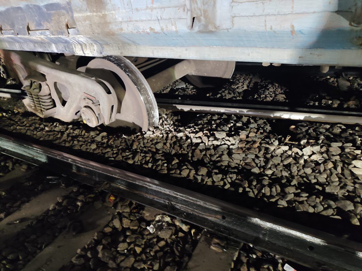 Railwhispers's tweet image. In the early hours today, a goods train #derailed at Krishna Canal Railway Station (#KCC) Yard—adjacent to Vijayawada Railway Station—under Vijayawada Division of South Central Railway.

@RailMinIndia @AshwiniVaishnaw @drmvijayawada @gmscrailway @SCRailwayIndia @IR_CRB