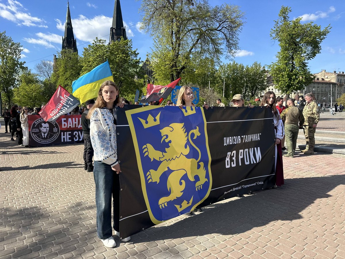 SilviusBerthold's tweet image. 🇺🇦 Sfilata di Vyshyvanka a Leopoli in onore della Divisione Galizia delle Waffen-SS. Giovani. Sacerdoti. Militari in servizio attivo. Veterani. Slogan e bandiere. Valori europei? 2 maggio 2026.
#Bandera #Nazis