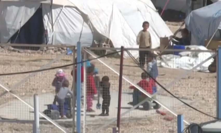 FamillesDes's tweet image. 3 mai 2026
+110 ENFANTS 🇫🇷
COUPABLES DE RIEN 
sont détenus depuis +7 ans
dans des conditions indignes
dans le camp-prison #Roj
Nord-Est #Syrie
en violation du droit international
&amp;amp; de la Convention des  droits de l'enfant 
#RapatriezLes
@EmmanuelMacron @jnbarrot @francediplo