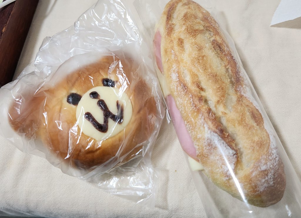正気を保つためにチャリで遠出してパン屋さんのパンを買ったりした。