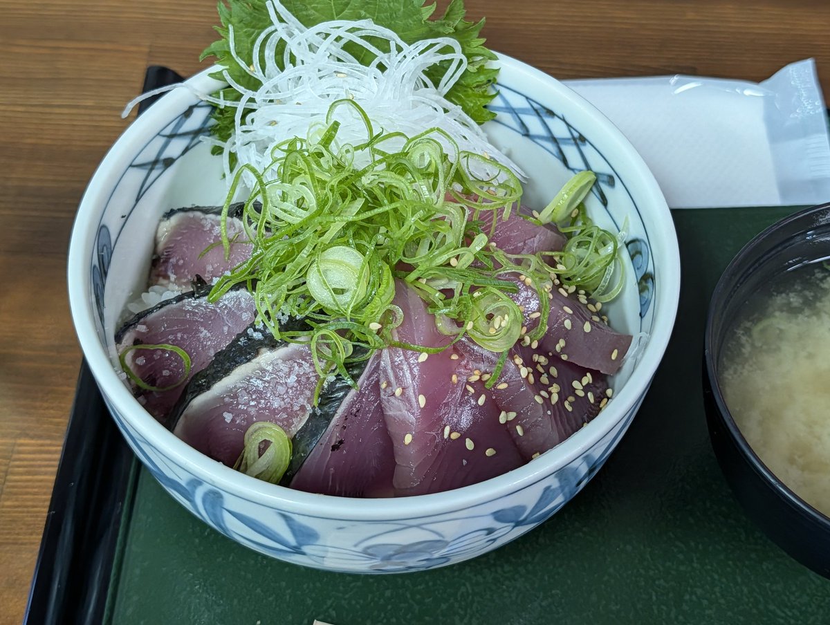 カツオ食べれた〜
藁焼きが美味しい！

漁出来てないとかで小さいのしか食べれなかった…