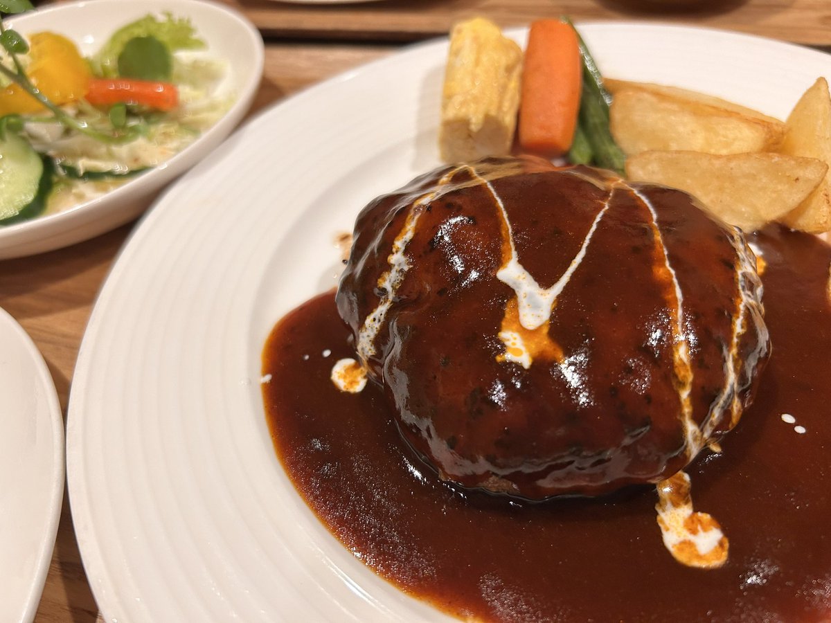 9pmcE6xl2vmswhu's tweet photo. 先日、夕食にトゥーリーさんへ♪☺️

　くれぽよ🍁と同じハンバーグを注文♪
　めっちゃ美味しかったです💕
　ご馳走様でした〜😊
　
#温泉むすめ
#大子紅葉
#Tuuli（トゥーリー） https://t.co/rwUxuRbygh
