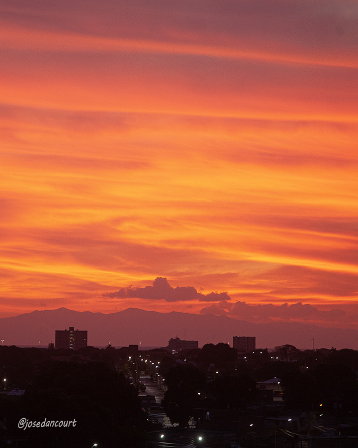 josedancourt's tweet image. Con un festival de colores durante la aurora se inicia el amanecer de este domingo y lo celebramos con dos coloridas postales.

#Sunrise #Sun #Color #Cumana #relax 

#CursoFotografiaTwitter
Gratuito
Autoestudio
Acceso en post fijado en mi perfil X