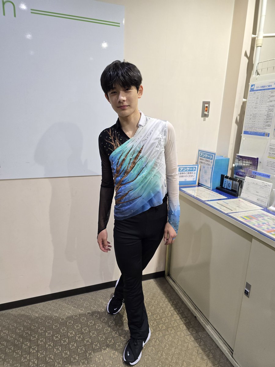 online_on_ice's tweet photo. 🐦サイニチホールディングス杯🐦
ジュニア男子
🥇#森遼人 選手
約1ヶ月前に振り付けしたFS🆕️プログラム🎶Tree of life(振付:宮本賢二さん)を試合で初披露❗
「体力がきつかった」と納得の演技とはならずも、新ルールを意識した構成を滑りきりました👏
「練習ではたまに降りてる👀」冒頭は４回転サルコーにする予定です👊

来シーズンに向けて🗣️
ジャンプが1本減っても210点以上とれるように❗去年積んだ経験を活かして、今年はJGP表彰台に🔥
#figureskating #フジスケ #サイニチ杯 #RyotoMORI #新衣装✨