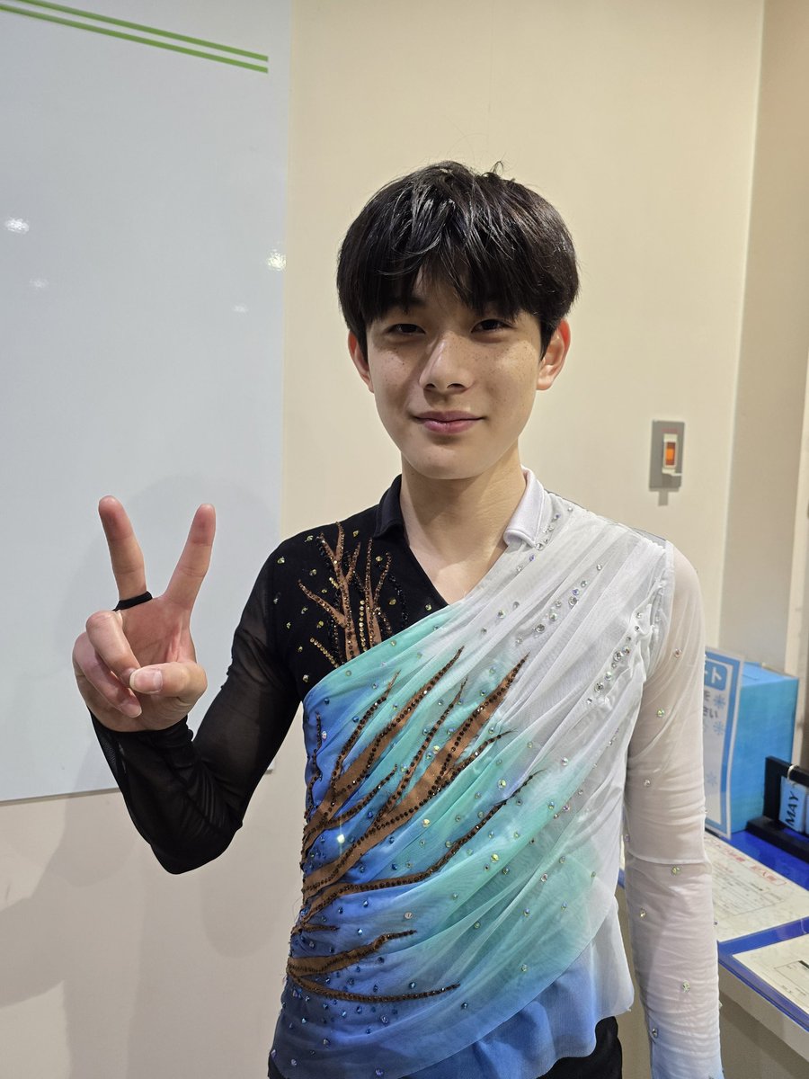 online_on_ice's tweet photo. 🐦サイニチホールディングス杯🐦
ジュニア男子
🥇#森遼人 選手
約1ヶ月前に振り付けしたFS🆕️プログラム🎶Tree of life(振付:宮本賢二さん)を試合で初披露❗
「体力がきつかった」と納得の演技とはならずも、新ルールを意識した構成を滑りきりました👏
「練習ではたまに降りてる👀」冒頭は４回転サルコーにする予定です👊

来シーズンに向けて🗣️
ジャンプが1本減っても210点以上とれるように❗去年積んだ経験を活かして、今年はJGP表彰台に🔥
#figureskating #フジスケ #サイニチ杯 #RyotoMORI #新衣装✨