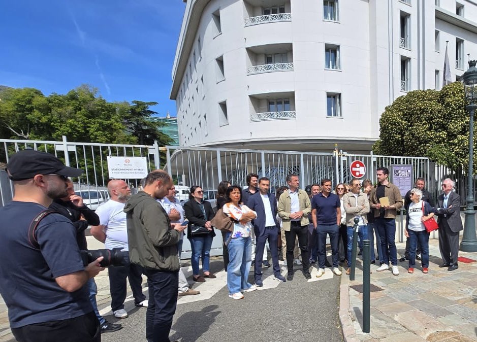 Morgantij's tweet photo. Conférence de presse de l’opposition UNITI PER DUMANE

Un début de mandature qui sanctionne les Bastiais avec +14% d’impôts

❌Taxer les propriétaires
❌Pénaliser les locataires
❌24,5 Millions € de pouvoir d’achat en moins pour les commerces

Nos choix : maîtriser les dépenses https://t.co/AmDXdaeYkg