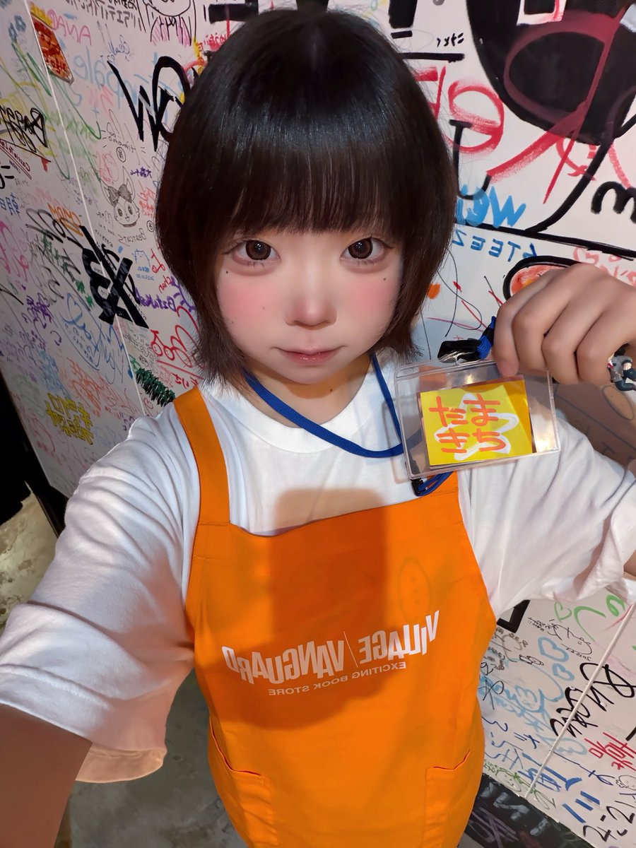 ヴィレッジヴァンガード #新ギルリリイベ ありがとうございました〜！！

今日はデート特典もあったりエプロン着たりもりもりの日でした！
デート特典でプレゼントくれてありがとうだし😭！！
会いに来てくれてありがとう(இдஇ`｡)‼️
エプロン姿の新ギルちゃんはやっぱりｶﾜｲｲ‼️