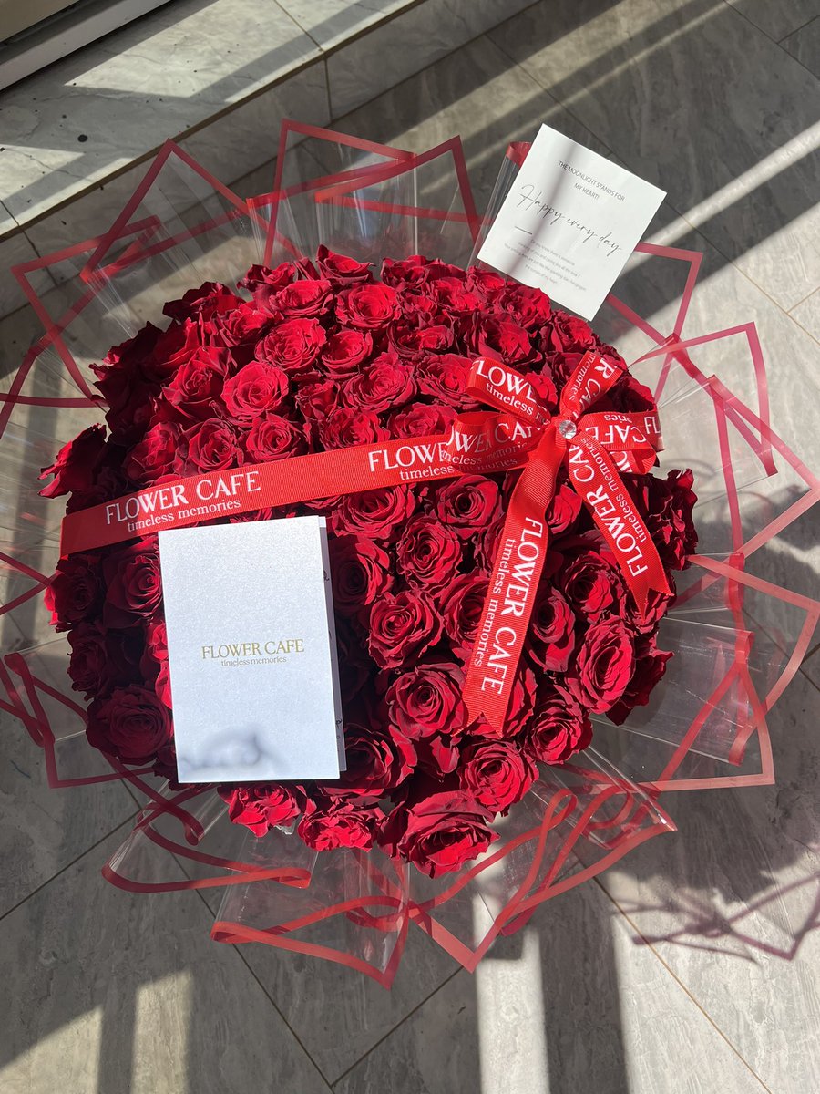 Edward_show1's tweet image. Mother’s Day is around the corner, we shall be doing a discount of 20% . Our starting bouquet will go for 80k. 

Let our beloved mothers receive flowers on the 10th of may next Sunday, for inquiries please call 📞 0705068284📞
#MothersDay