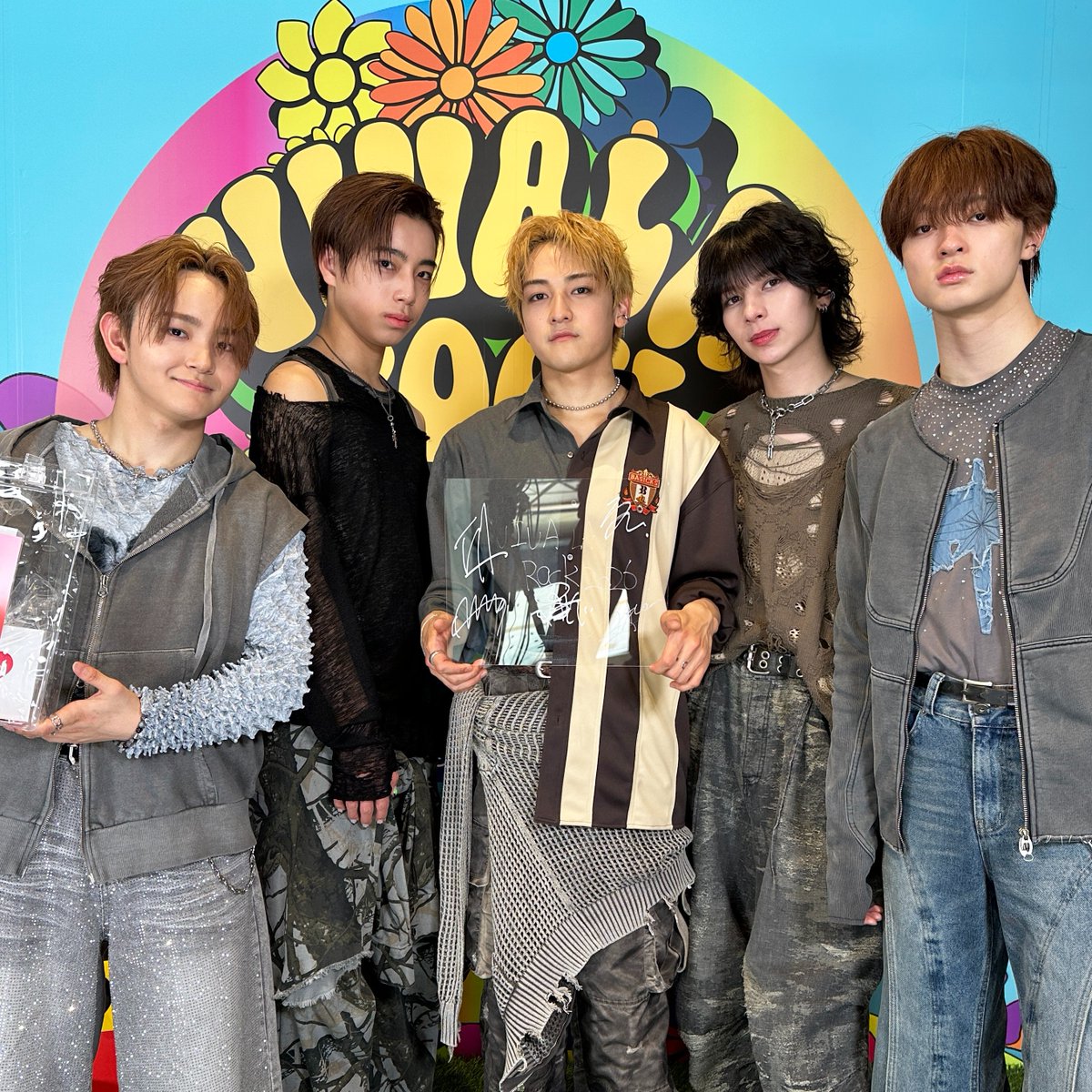 LINEVOOM_Japan's tweet photo. ＼⋱『VIVA LA ROCK 2026』プレゼントキャンペーン🎁／⋰

#ビバラ に出演した #STARGLOW(@starglow_bmsg)のサイン入りパネルが当たる✨

▼応募方法
このアカウントをフォロー
この投稿をリポスト

▼キャンペーン規約
https://t.co/wH6R3ejJJy

⇩LIVE配信もチェック🎸5/3（日） よる8時～