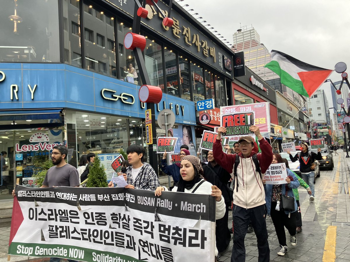 slowtreeeee's tweet photo. 오늘 서면에서 52차 부산 팔레스타인 연대 집회가 열렸습니다. 
레바논 출신 참가자가, 자신의 사촌이 폭격으로 목숨을 잃었다고 발언해 참가자들이 함께 슬퍼했습니다. 
전쟁광 네타냐후와 트럼프를 규탄합시다! 
5/17 서울에서 열리는 나크바 78년 전국 집중 행동의 날 집회에 함께합시다! https://t.co/u8sMysUEMZ
