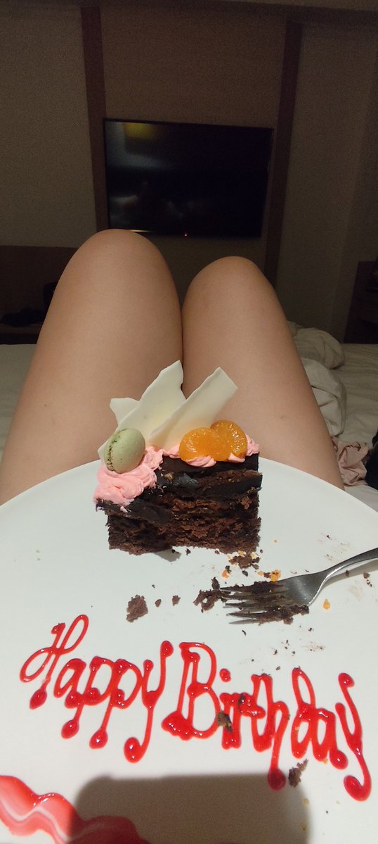 cloudyy264's tweet image. Bon apetite ❤️❤️ #birthday