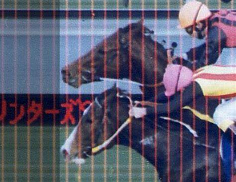1枚目が今日の天皇賞 春の写真判定 2枚目が96年スプリンターズ