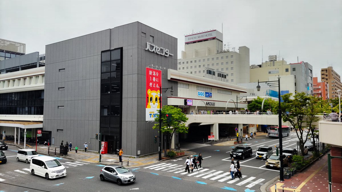 万台シテイ バスセンターのカレーを初めて食べてきました🍛
ちょい辛の中に甘みととろみがあってもっちりしたご飯の食感がクセになります。
普通盛りで630円とは思えないボリュームでお腹いっぱいです😋