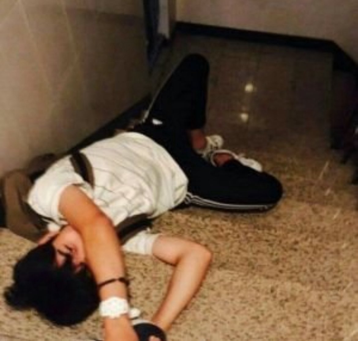 학생 거기서 그렇게있지마
해코지 당하면 어쪄러구 그래