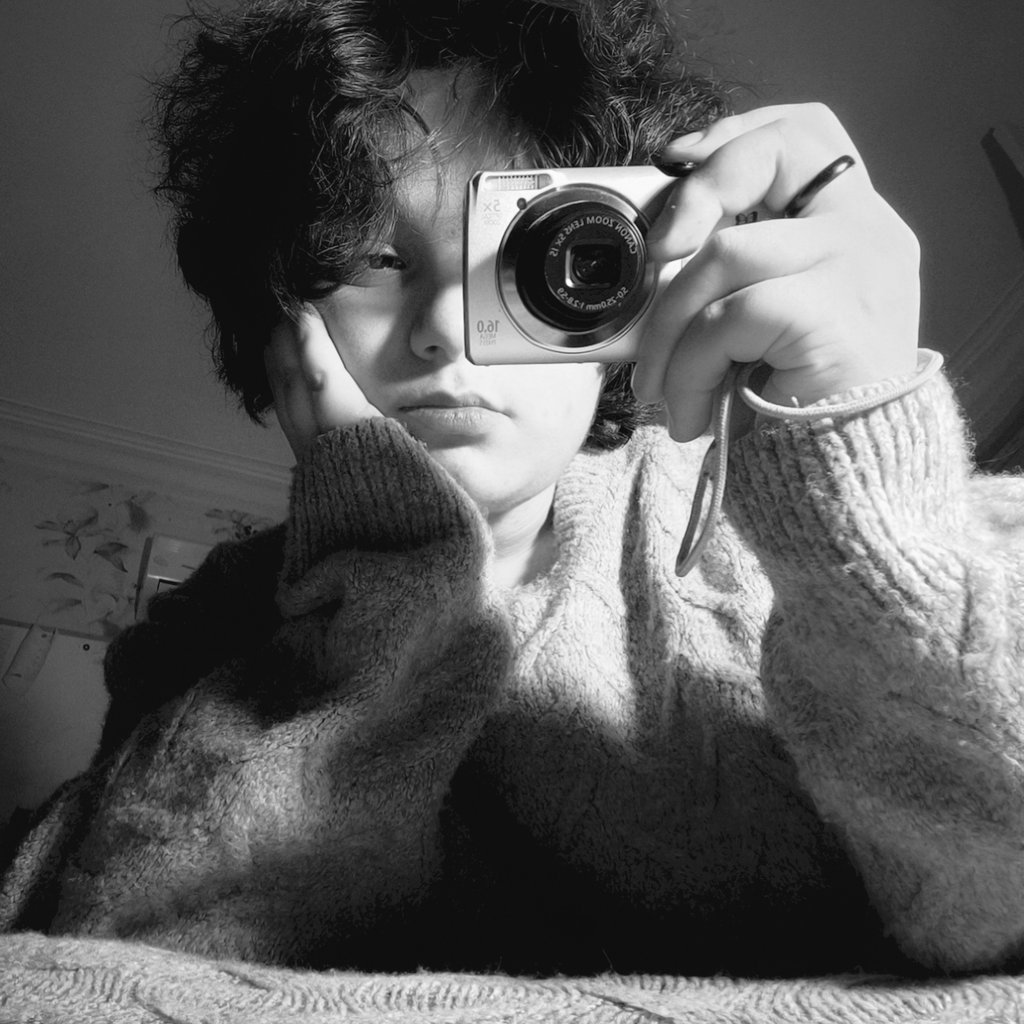 whatifukys's tweet image. Hi there #filmtwt #booktwt
I'm Lili (they/them) and I'm 20, Persian, scorpio and boring
I like to watch movies and read books 
Let's be moots :&amp;gt;