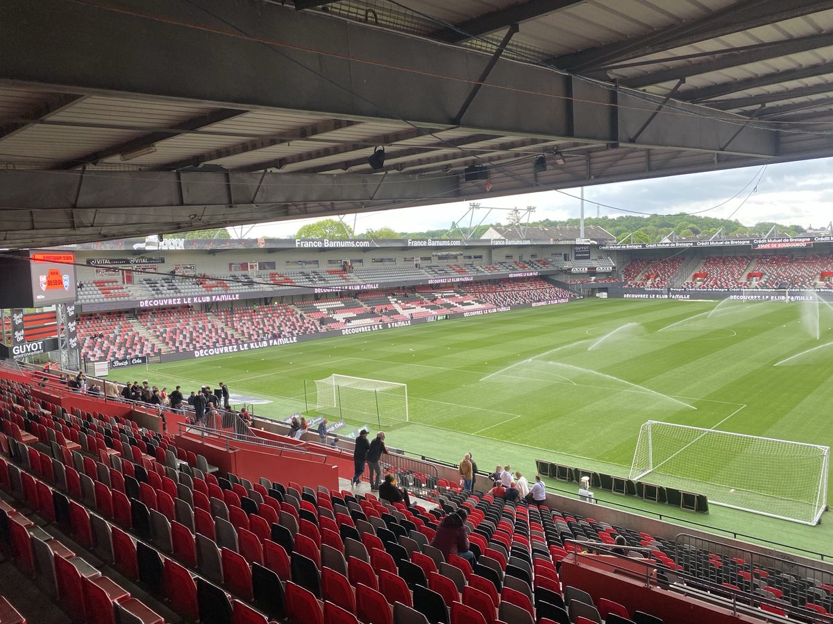 SemeyaStadium44's tweet photo. 🏟️Roudourou📍Guingamp🔴⚫️⁦@EAGuingamp⁩ 🔵🔵SCBastia #breizh https://t.co/l8MrNaGI8t