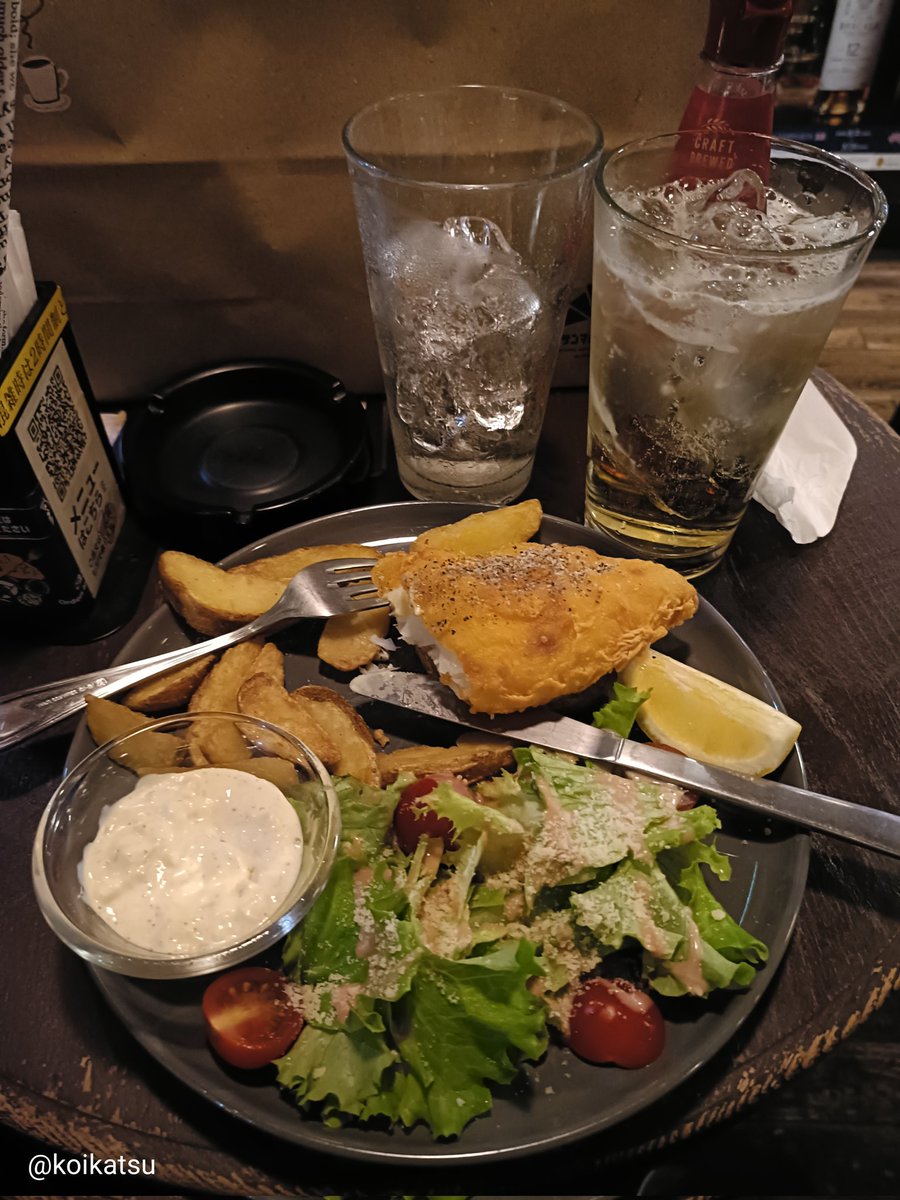 koikatsu's tweet image. フィッシュ＆チップス(・∀・)b

そしてデュワーズのハイボールをお替り！(∩´∀｀)∩ﾜｰｲ

白身魚のフライにタルタルソースは最高🤤🐟

#むしろタルタルソースが主食
#HUB