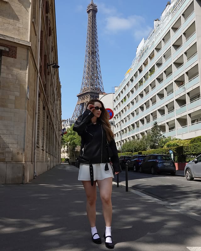 EllieMartin94's tweet image. Strolling through the alleyways of Paris, the air is filled with the scent of freedom #weekend