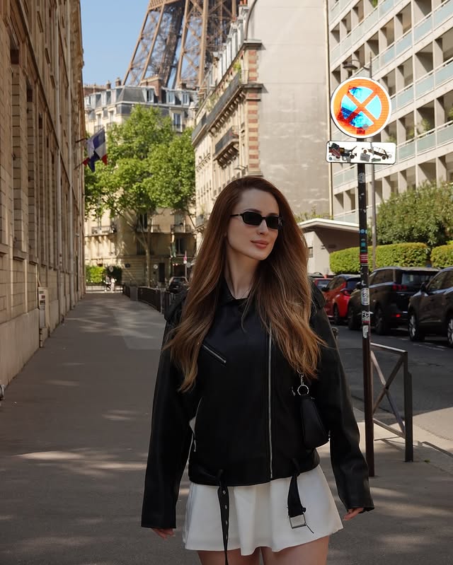 EllieMartin94's tweet image. Strolling through the alleyways of Paris, the air is filled with the scent of freedom #weekend