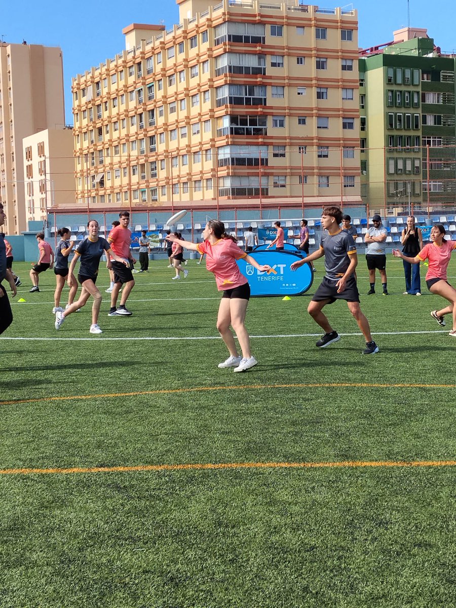 DXTenerife's tweet photo. #DeporteJoven Los encuentros intercentros de #ultimate reunieron esta semana en el campo Juan Santamaría #SCTF a cinco centros educativos: IES El Chapatal, IES Güímar, IES Mencey Acaymo, IES Santa Úrsula e IES María Belén Morales Gómez
#ActivaTuVida #PersonasActivas https://t.co/NVYpdzvK7N