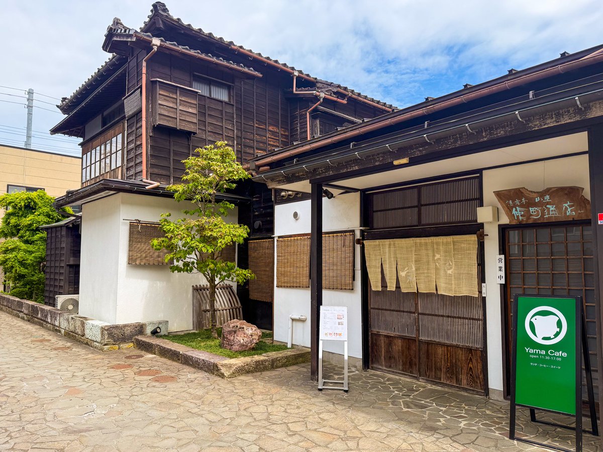 tatzuro's tweet photo. 続いて大正時代に建てられた「YamaCafe」でお昼ごはん。江戸時代末期創業の老舗料亭「山重」がプロデュースしたこちら。登録有形文化財にも指定された趣のある空間で、身はふっくら、皮はパリパリの絶品うな重をいただく。予約なしで訪れたのに、とても丁寧に対応いただけたのが嬉しい。 https://t.co/bWrtGezTV3