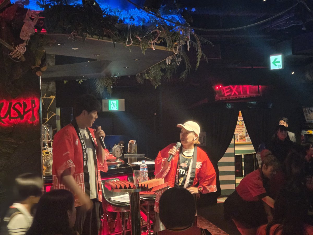 krobta_com's tweet image. 今日のパブリックビューイングでの一コマ✨
んでもって橋本拓哉選手との
ジャンケン大会にてBT色紙ゲット👍
#大阪エヴェッサ
#BT