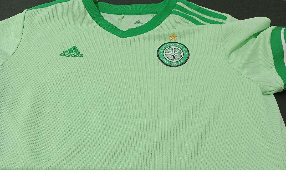 bras68's tweet photo. Feet up to watch the game, hopefully not from behind the sofa later 🤣
No brainer what top to wear today
#Spiritof86 🍀💚 https://t.co/67gZxivOvM