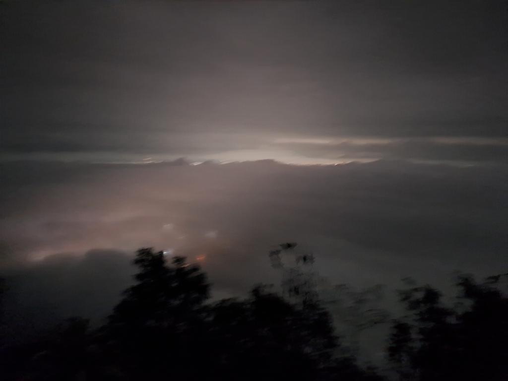 setyo2871's tweet photo. Penampakan kota jogja dr atas bukit turgo saat tertutup kabut syahdu.. https://t.co/ySboGkIRsC
