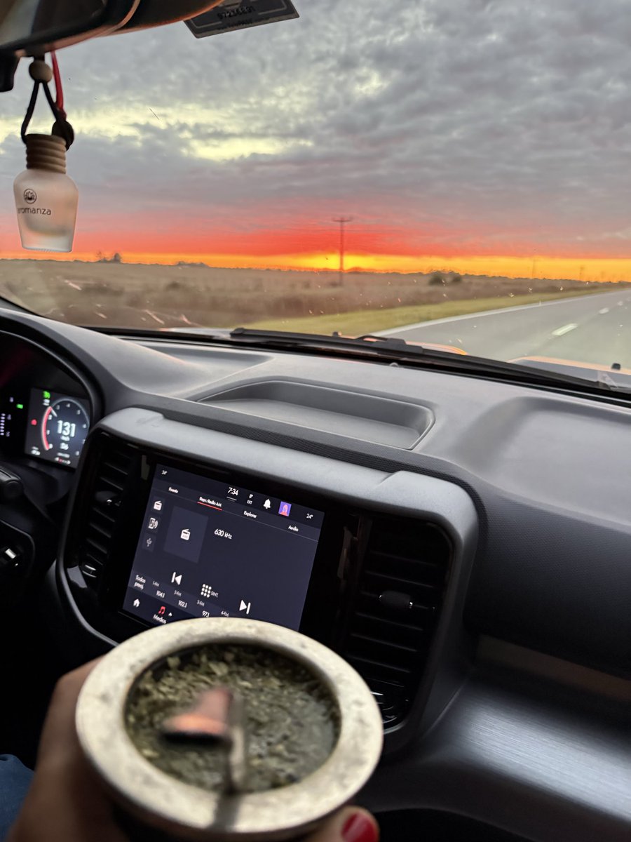 luchysoco's tweet photo. Tremendo amanecer en la ruta 188
Escuchando @carourd_ por AM630 https://t.co/wlrtX0WrGu