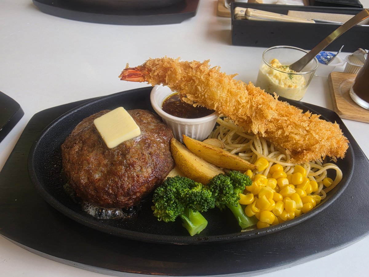 Nin1000P's tweet photo. 300g&amp;大きなエビフライ
この為に行ったのは
大正解でした
ウマウマ💯
リピート確定👍
#ハネカフェ
#ダイエットは明日から https://t.co/U3DBb9zyCS