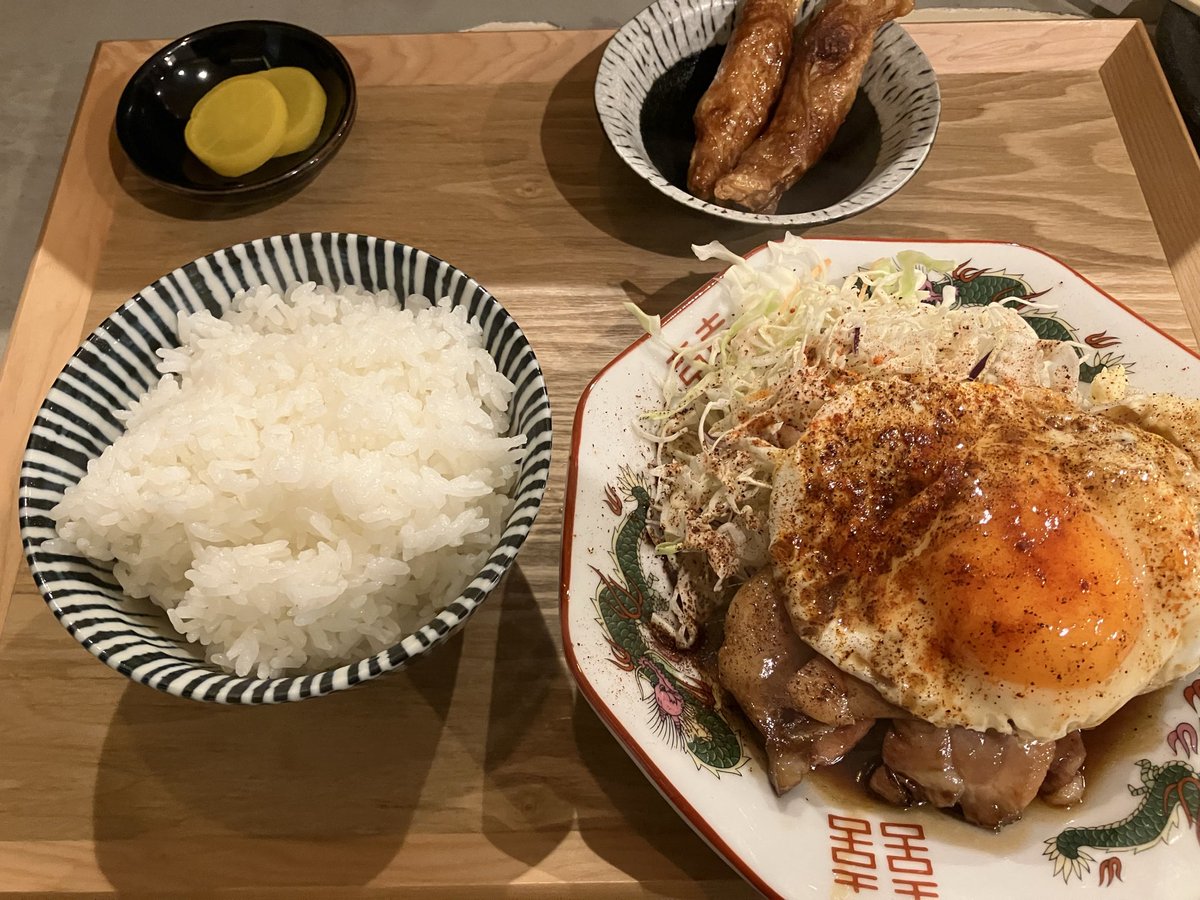 nyassyama's tweet photo. 念願のチャーシューエッグ定食(小皿3皿付きだったが、苦手な物だったので1つにしてもらう) https://t.co/CXHQTD1LZQ