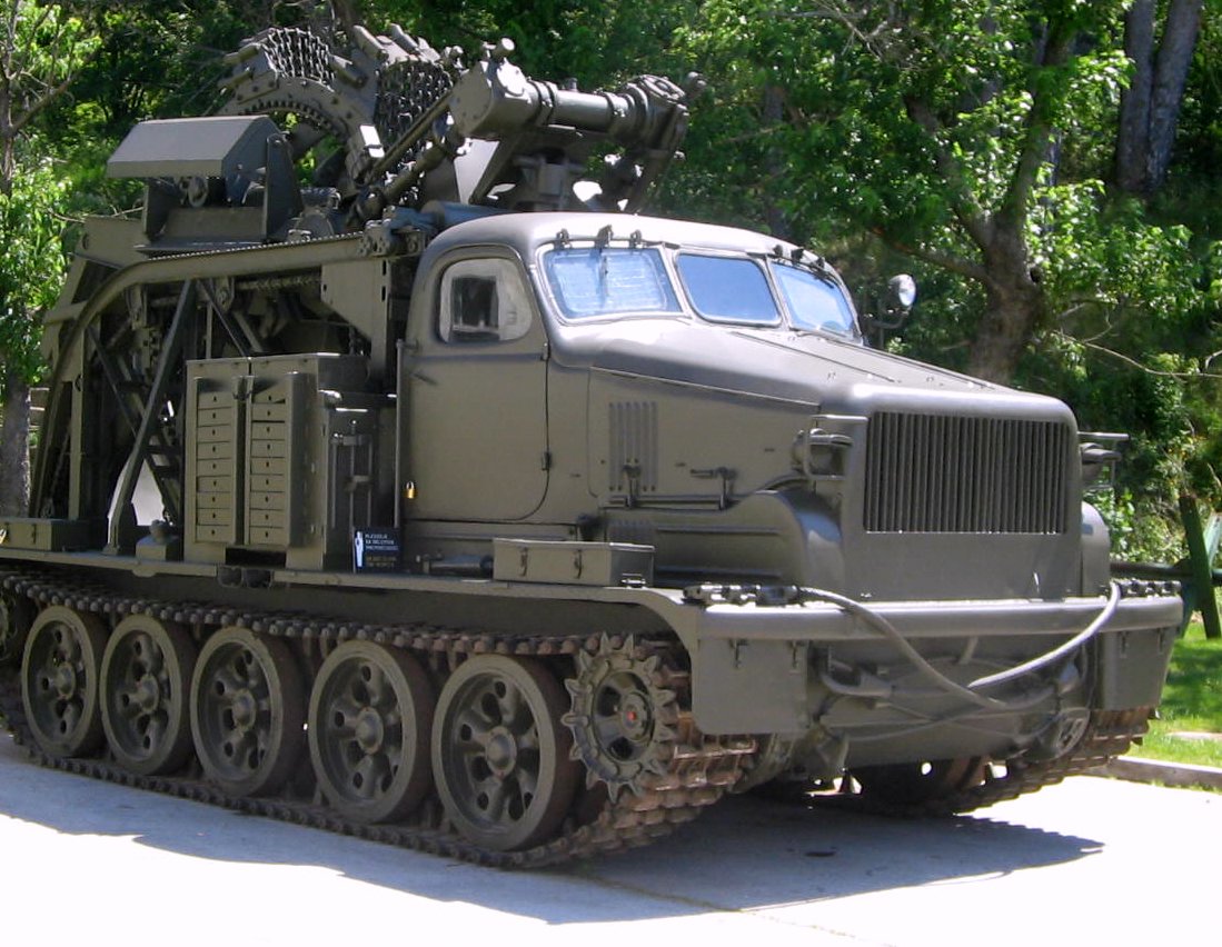 Stevius21's tweet image. Il s'agit d'un BTM-3, un engin creuseur de tranchées basé sur sur le châssis du T-54 mais reconverti par les Ukrainiens en engin poseur de barbelé.