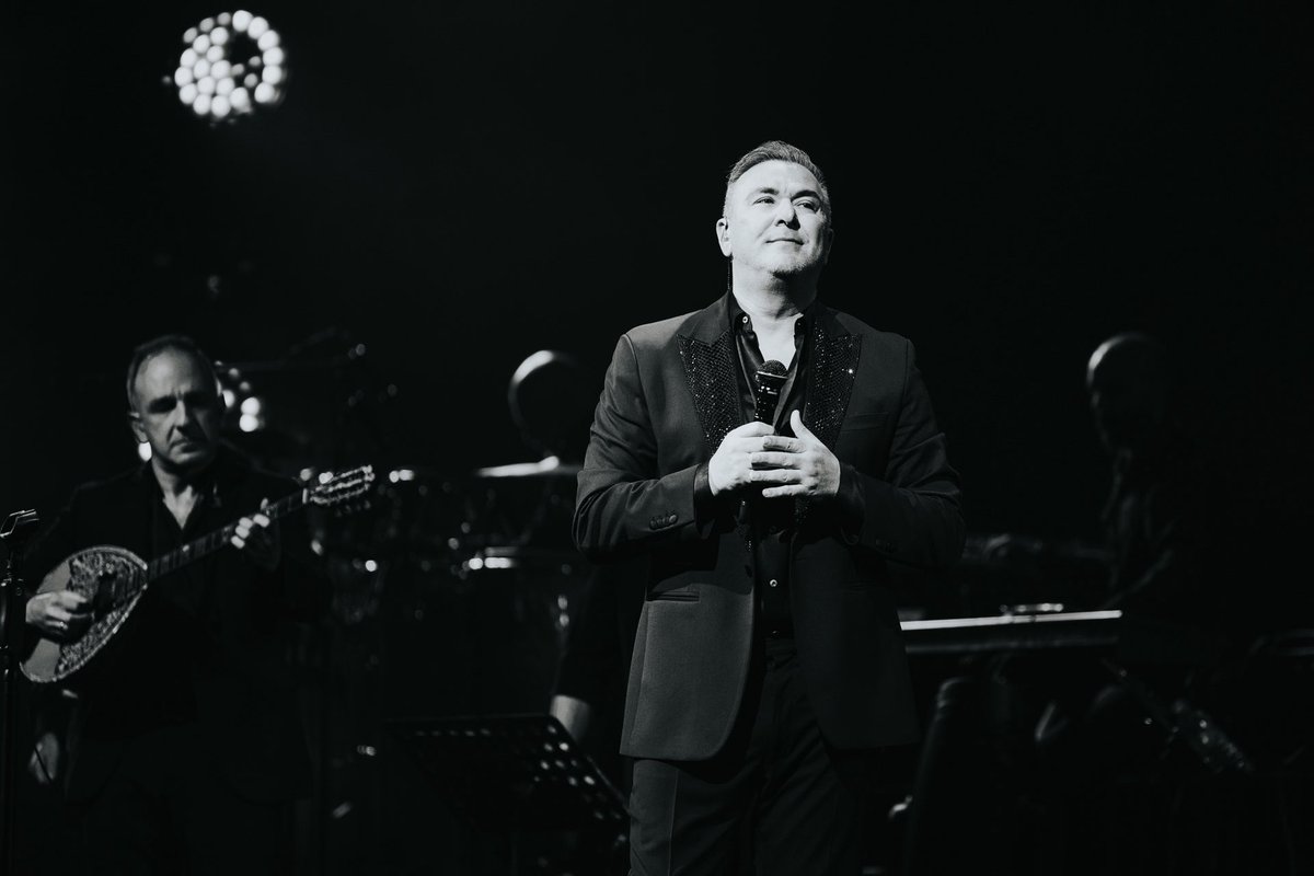 vwarena's tweet photo. Yunan müziğinin usta ismi Antonis Remos, unutulmaz şarkıları ve güçlü yorumuyla Volkswagen Arena sahnesindeydi! 🎶

🗓️ 2 Mayıs 2026, Cumartesi
📸 Salih Üstündağ
#HerŞeyBirArenada! https://t.co/vpXaGzyUfF