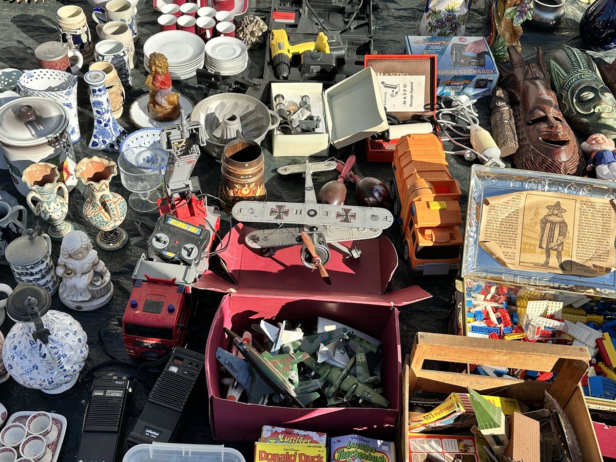 JoachimHesse's tweet image. ❓#Quiz-Frage an euch: Auf welche Waren hat sich dieser #Flohmarkt-Händler spezialisiert? Gestattet sind nur falsche Antworten!
