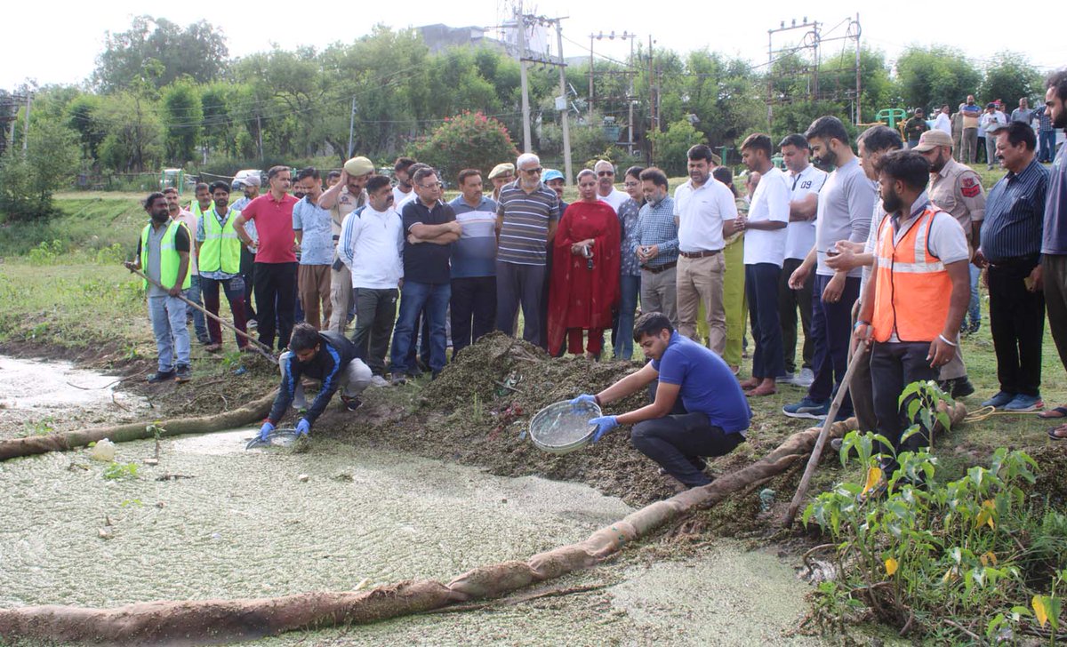 GulistanNewsTV's tweet photo. Jammu Municipal Corporation conducts a sanitation drive at a pond in Gurah Brahmana, Bantalab. Led by Sham Sharma and Commissioner Devansh Yadav, the initiative focuses on waste clearance and water body conservation with community participation. #CleanJammu #SanitationDrive #Jammu