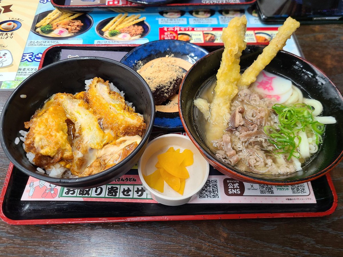 旅の締めは資さんうどんで！