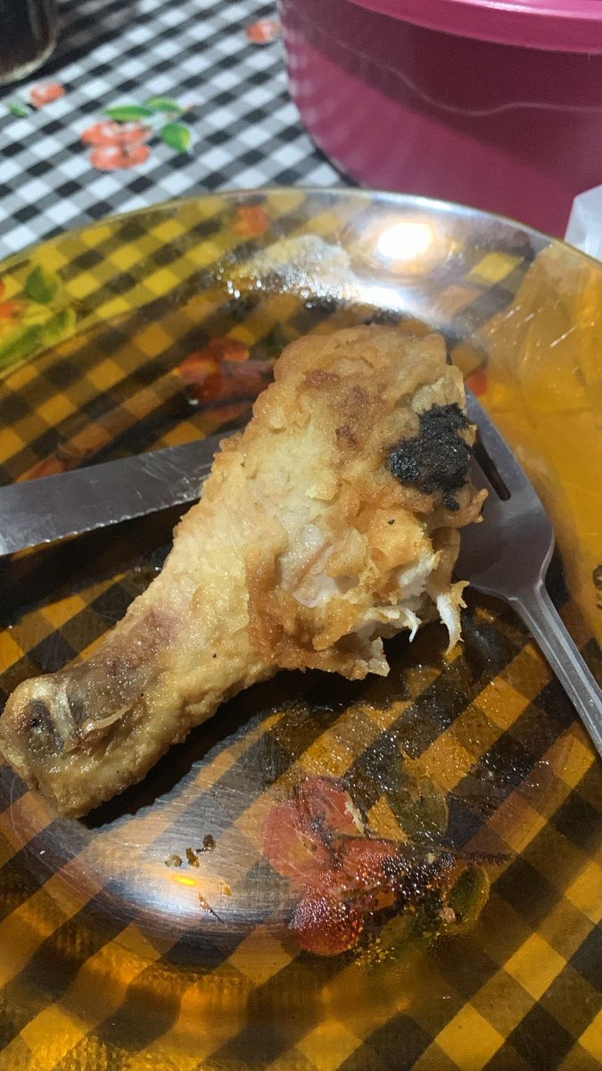 Gilsilea's tweet photo. A Lia no show em Baependi com meu cartão.
De madrugada: notificação de R$7.
Eu: 🤨
Ela: uma coxa de frango 🤣🤣🤣🤣 https://t.co/isv8M6ov8Y
